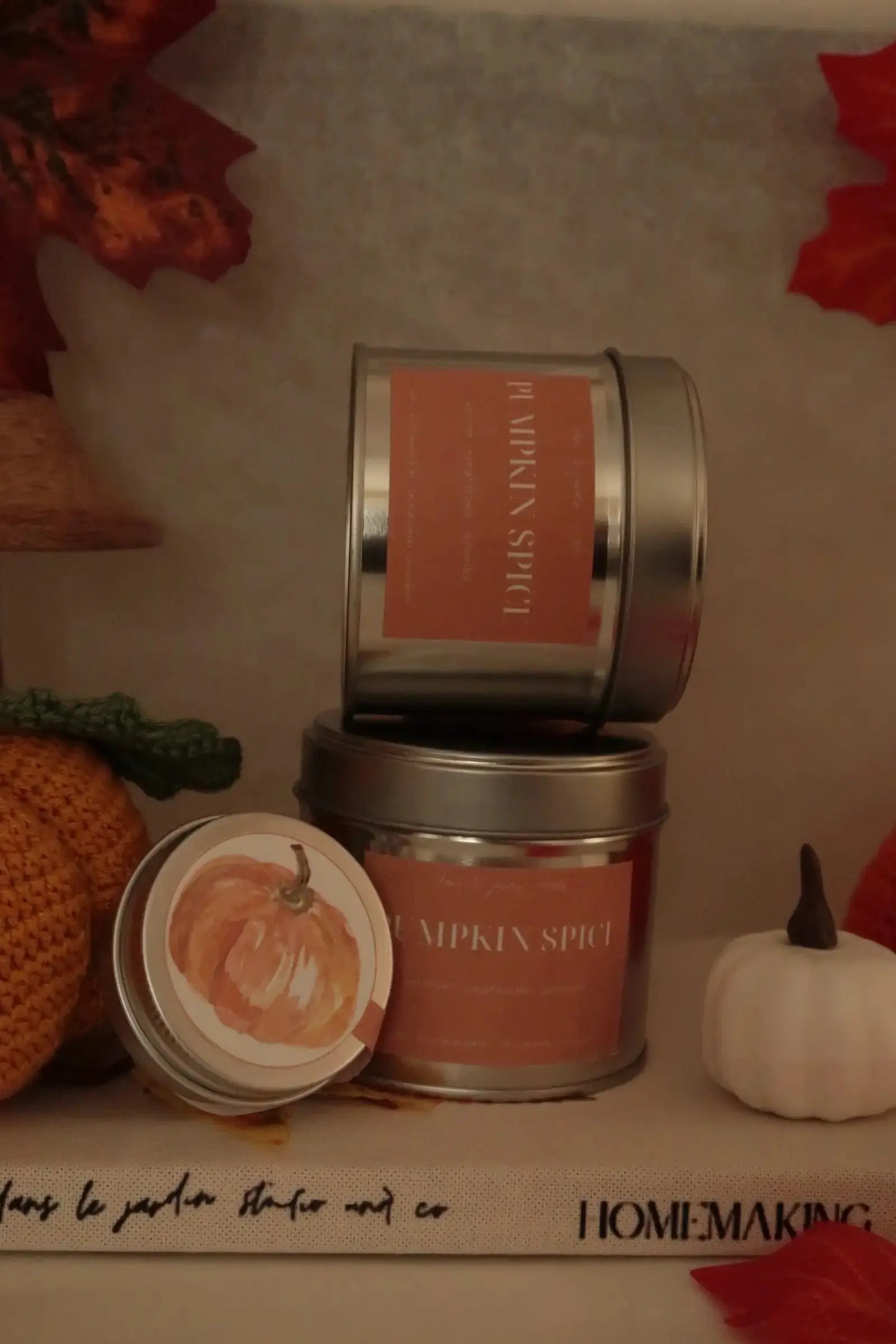 Pumpkin Spice tégelyes kókuszviasz gyertya dans le jardin.