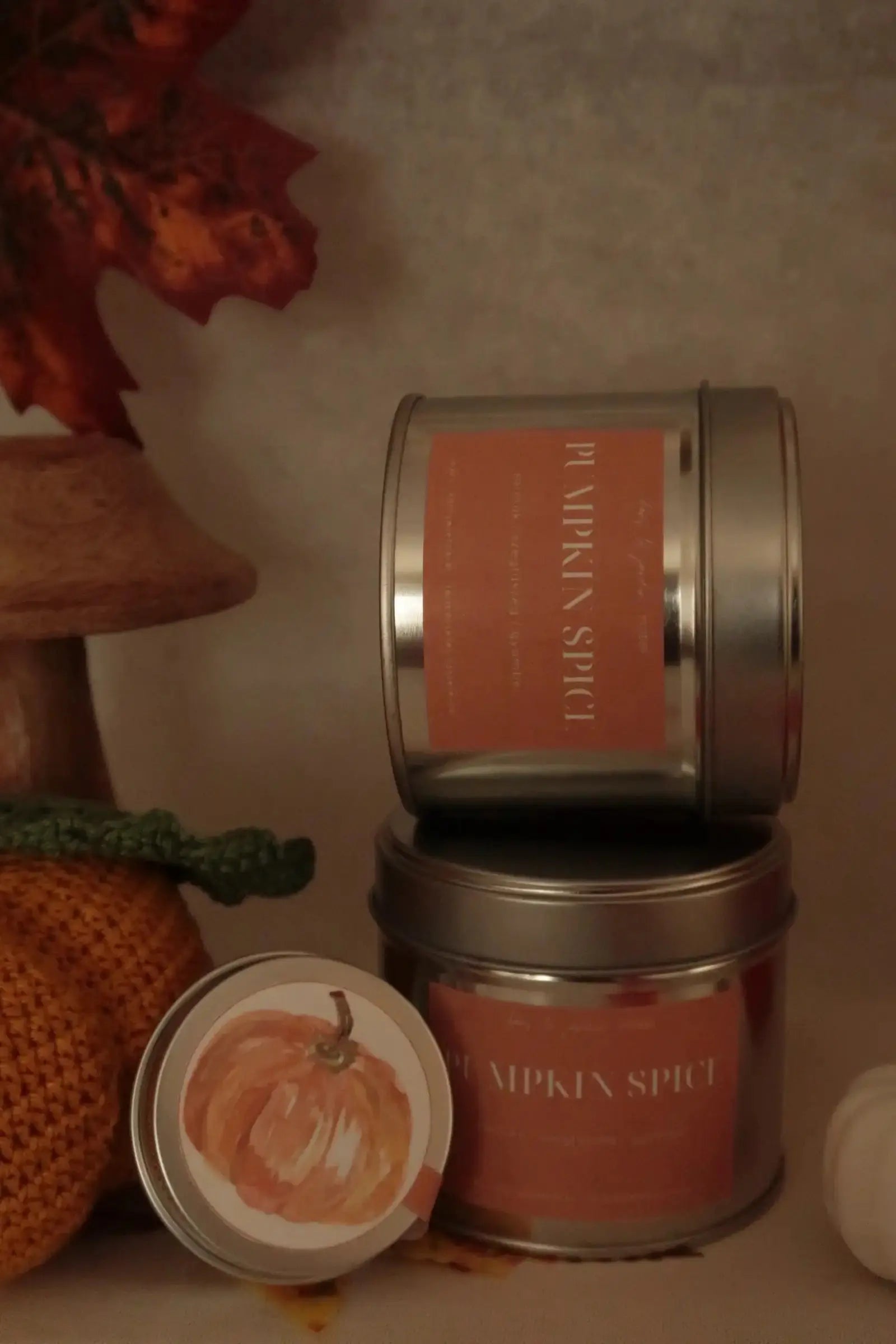 Pumpkin Spice tégelyes kókuszviasz gyertya dans le jardin.