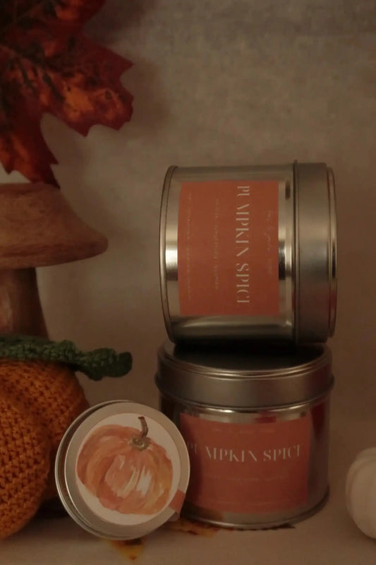 Pumpkin Spice tégelyes kókuszviasz gyertya dans le jardin.