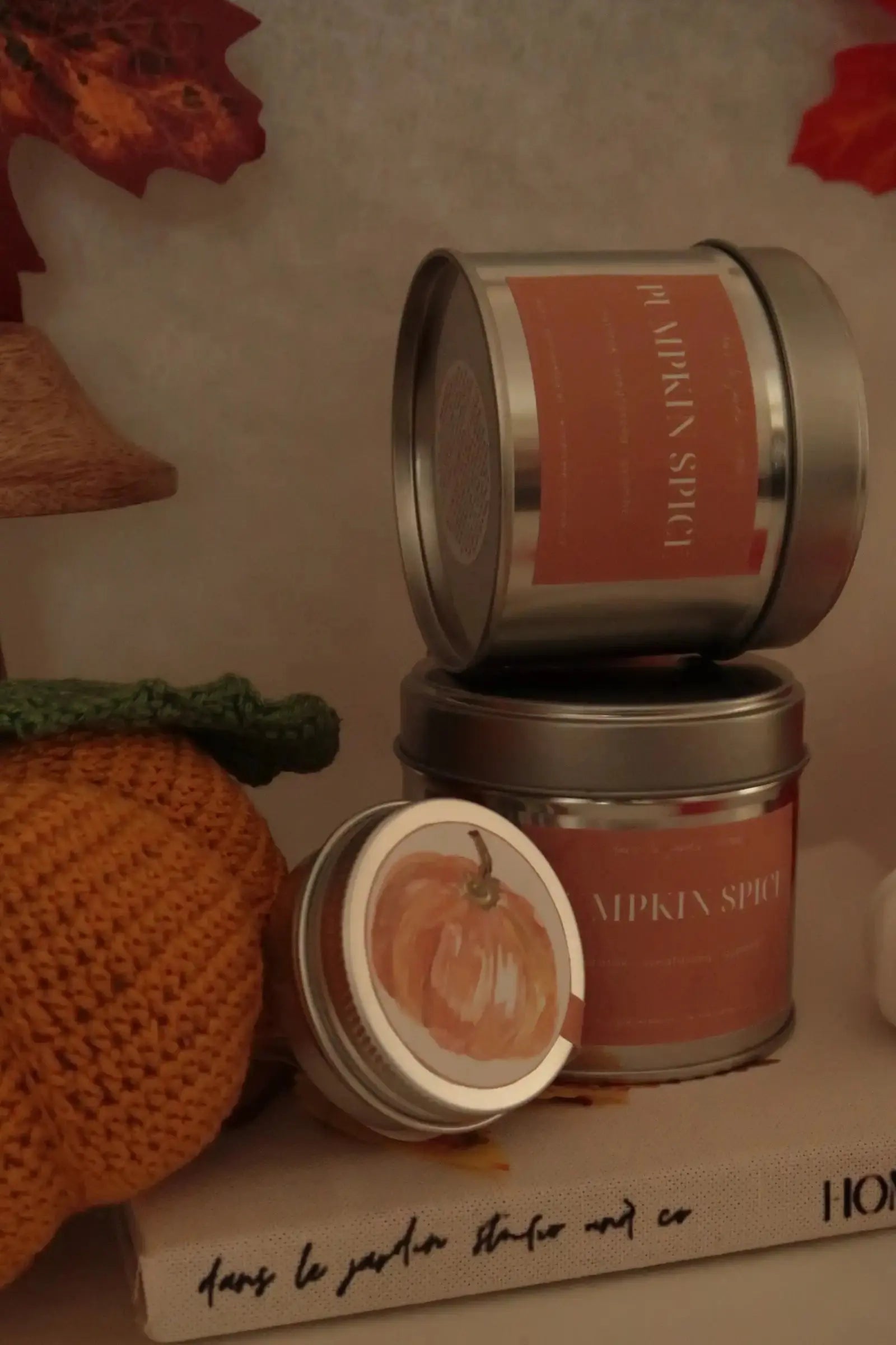 Pumpkin Spice tégelyes kókuszviasz gyertya dans le jardin.