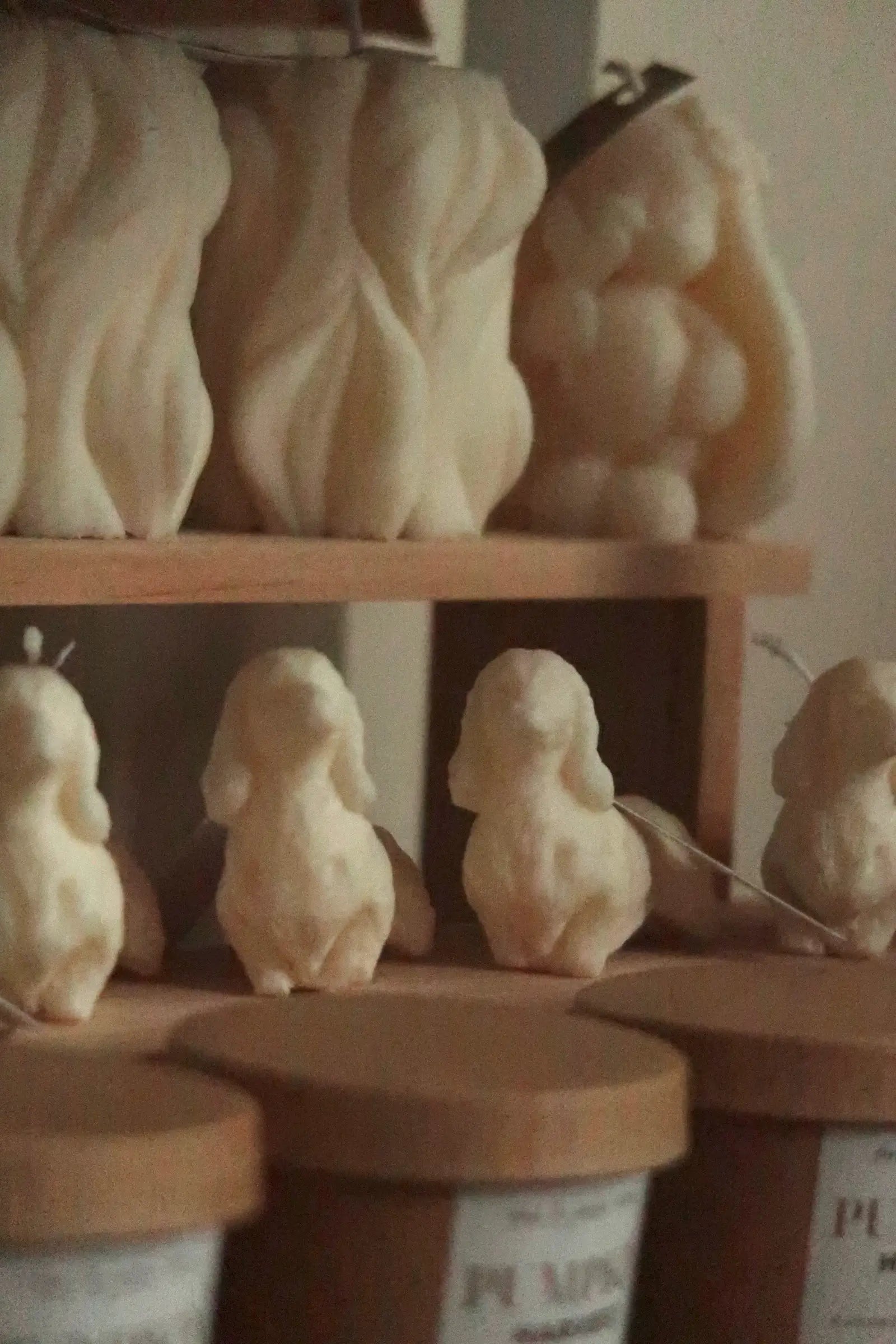 Tacskó alakú gyertya dans le jardin.