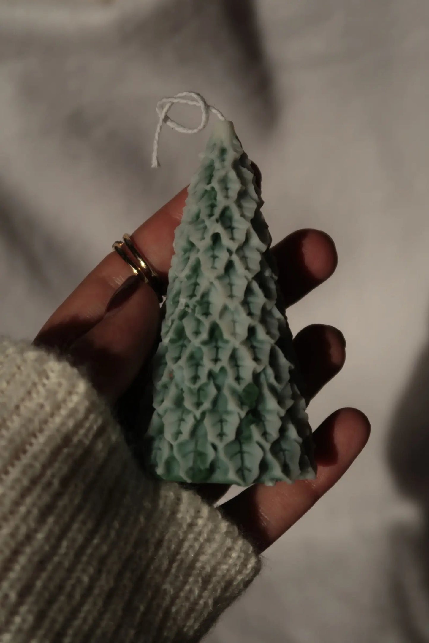 Havas fenyő gyertya dans le jardin.