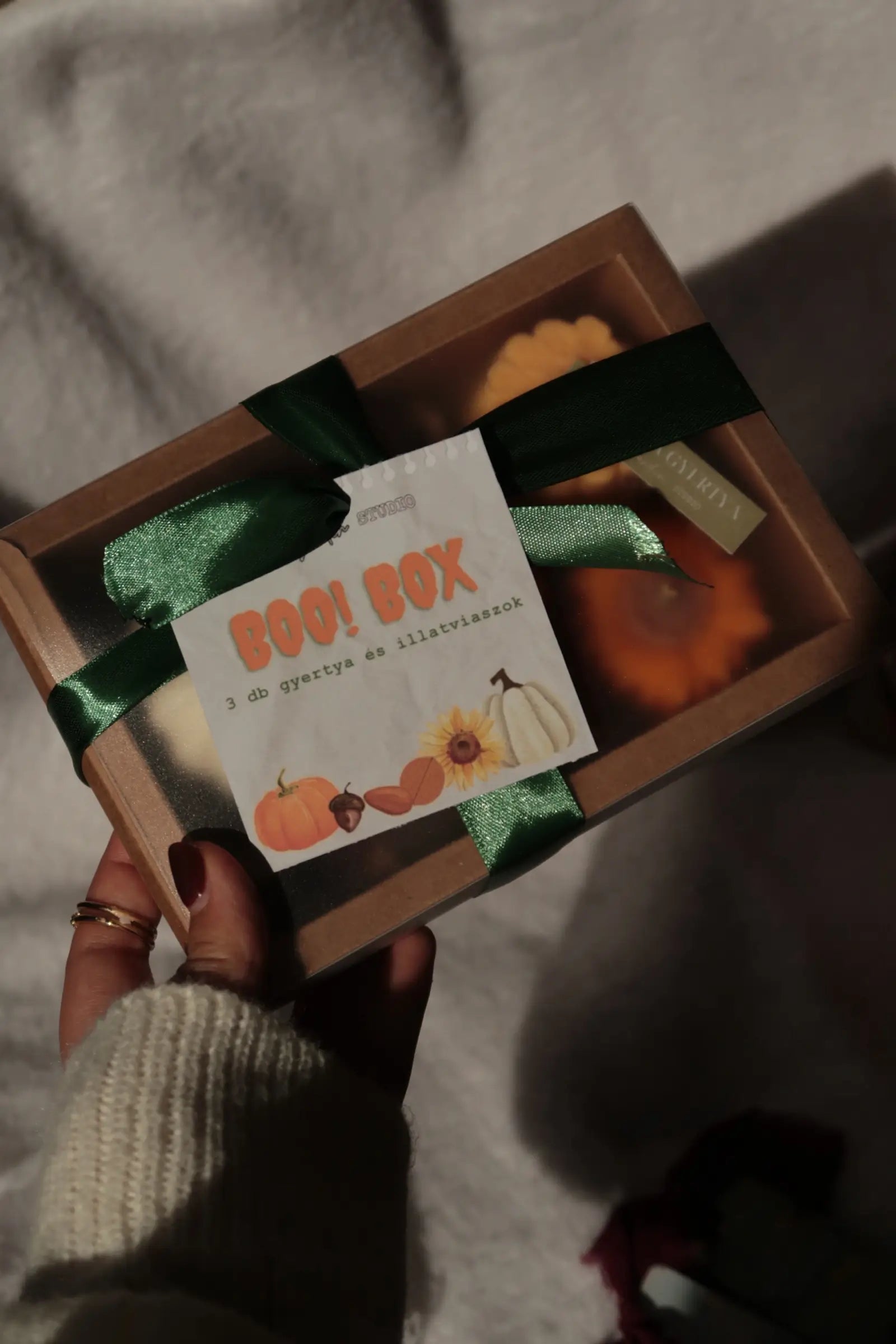 Boo! Box - Gyertya ajándékcsomag dans le jardin.