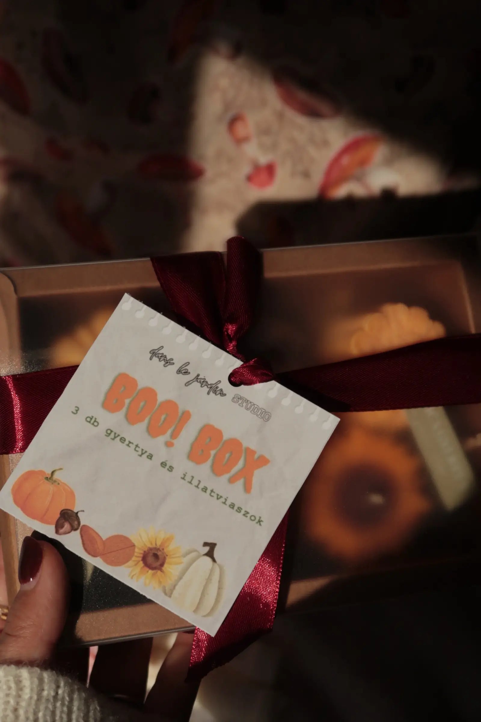 Boo! Box - Gyertya ajándékcsomag dans le jardin.