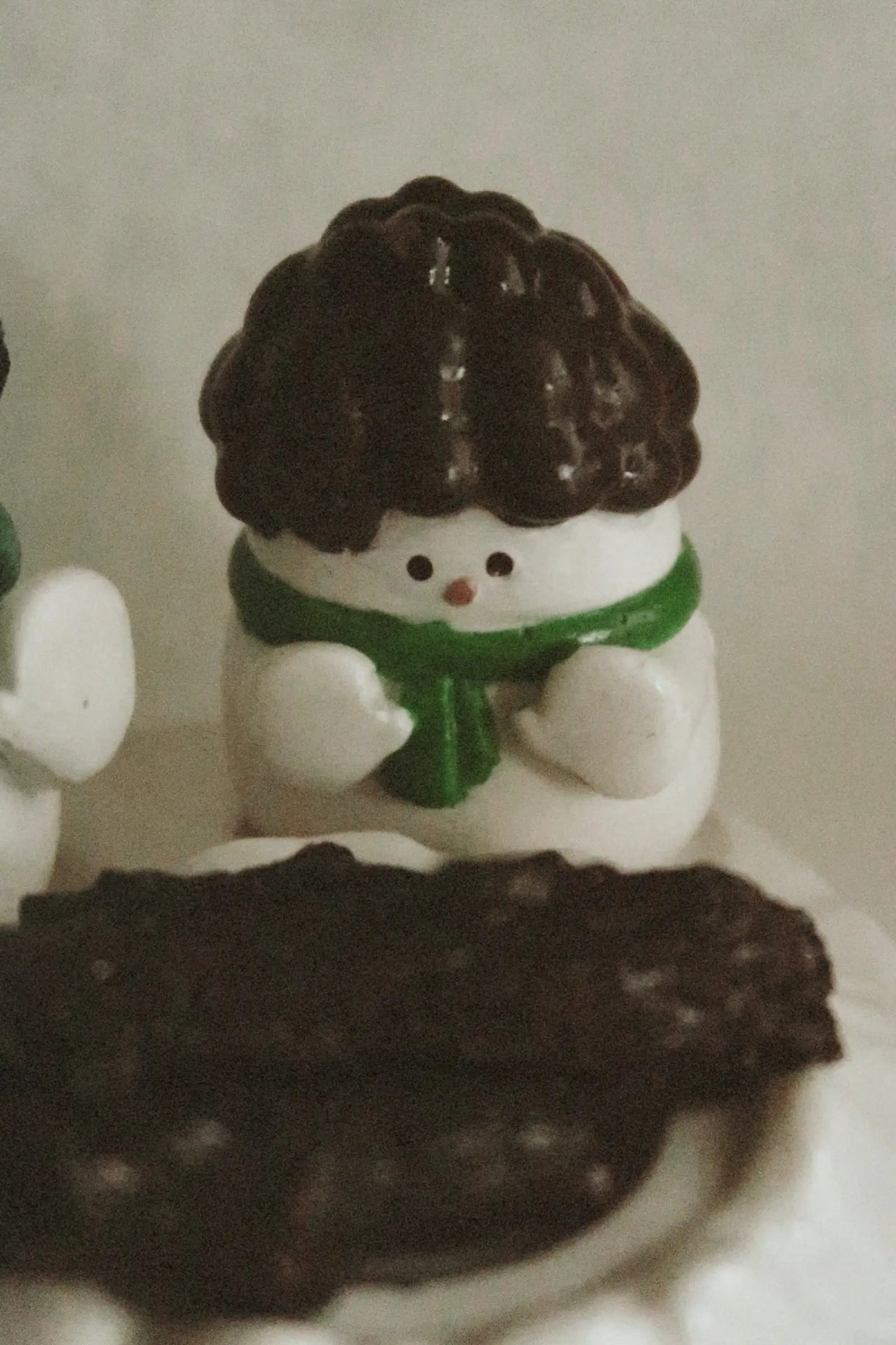 Hóemberek a tűznél - Kerámia dekoráció dans le jardin.