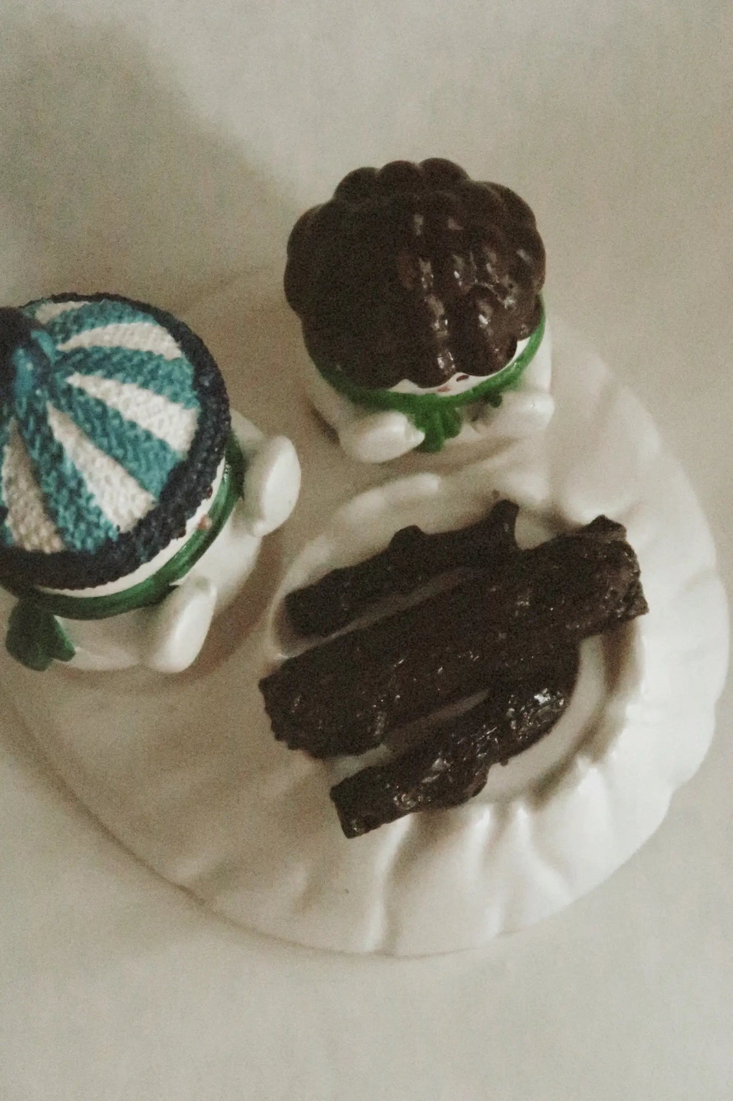 Hóemberek a tűznél - Kerámia dekoráció dans le jardin.