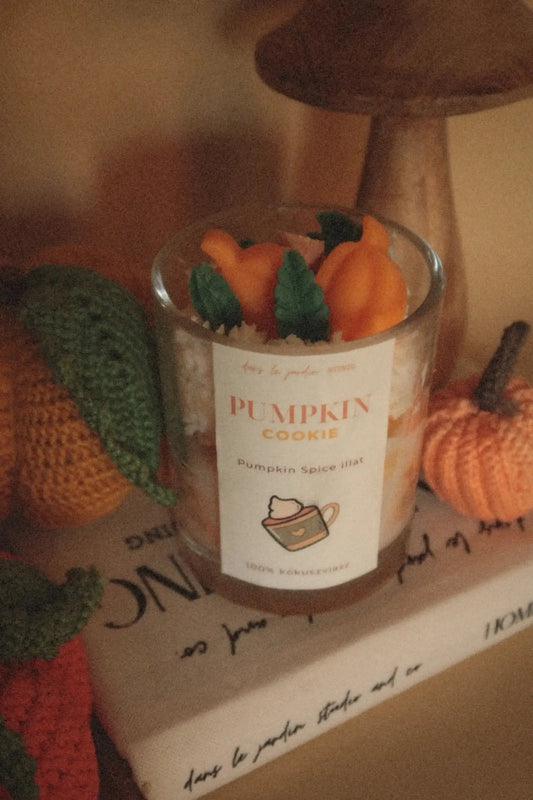 Pumpkin Cookie tégelyes kókuszviasz gyertya dans le jardin.